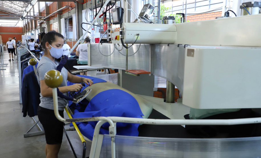 Com 43 anos de história, a Raffer omeçou como uma pequena alfaiataria e foi crescendo. Hoje, a empresa tem área de 15 mil metros quadrados e emprega 300 pessoas e produz 150 mil peças por mês.