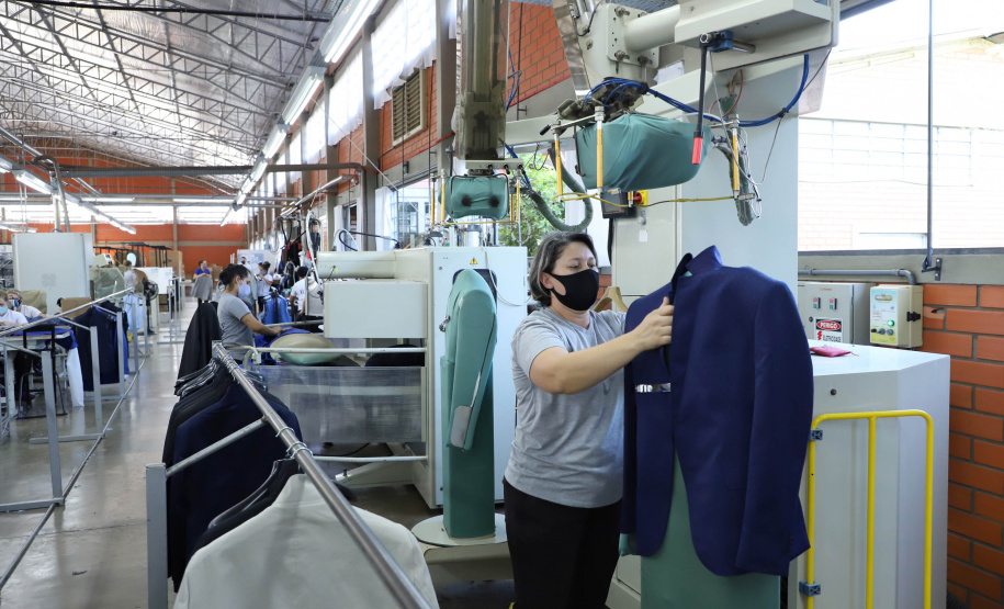 Com 43 anos de história, a Raffer omeçou como uma pequena alfaiataria e foi crescendo. Hoje, a empresa tem área de 15 mil metros quadrados e emprega 300 pessoas e produz 150 mil peças por mês.