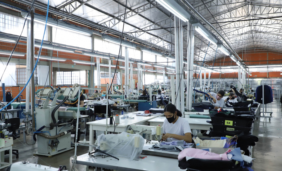 Com 43 anos de história, a Raffer omeçou como uma pequena alfaiataria e foi crescendo. Hoje, a empresa tem área de 15 mil metros quadrados e emprega 300 pessoas e produz 150 mil peças por mês.