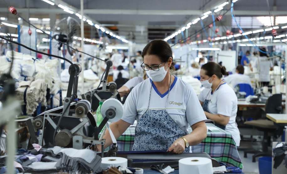 Sai do Sudoeste do Paraná a maior parte das roupas masculinas confeccionadas no Brasil.
A Krindges é pioneira na região, fundada há 43 anos, foi quem deu início ao processo de industrialização de Ampére e redondezas. Hoje, com 850 funcionários, é a maior empregadora do município e uma das mais importantes produtoras de roupas masculinas do país.