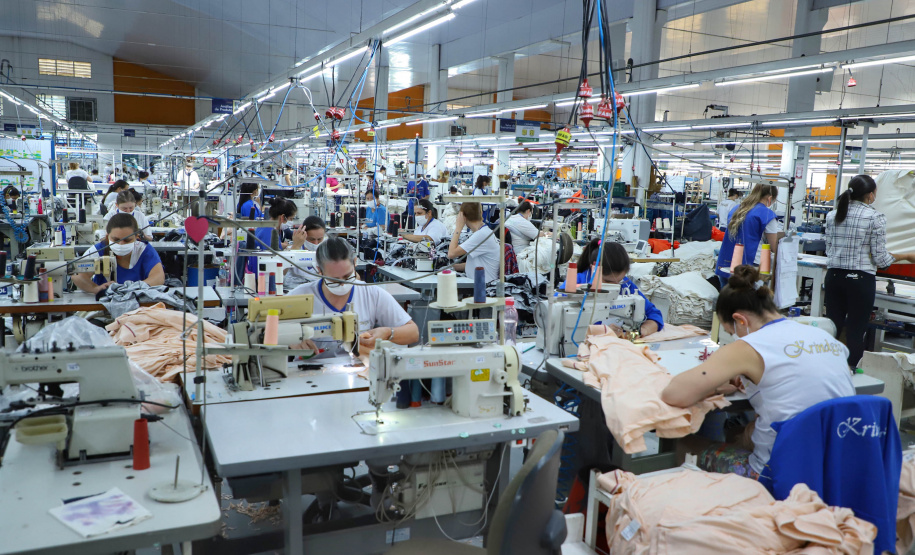 Sai do Sudoeste do Paraná a maior parte das roupas masculinas confeccionadas no Brasil.
A Krindges é pioneira na região, fundada há 43 anos, foi quem deu início ao processo de industrialização de Ampére e redondezas. Hoje, com 850 funcionários, é a maior empregadora do município e uma das mais importantes produtoras de roupas masculinas do país.