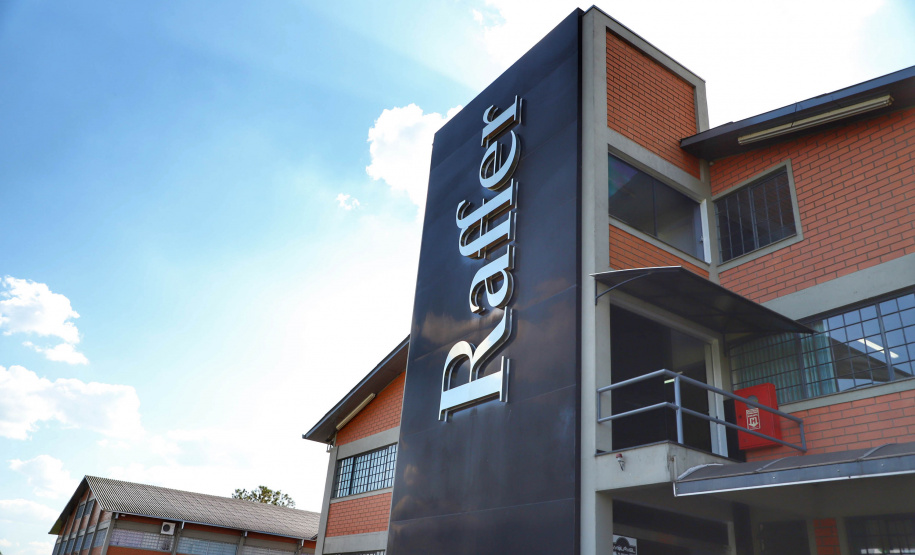 Com 43 anos de história, a Raffer omeçou como uma pequena alfaiataria e foi crescendo. Hoje, a empresa tem área de 15 mil metros quadrados e emprega 300 pessoas e produz 150 mil peças por mês.