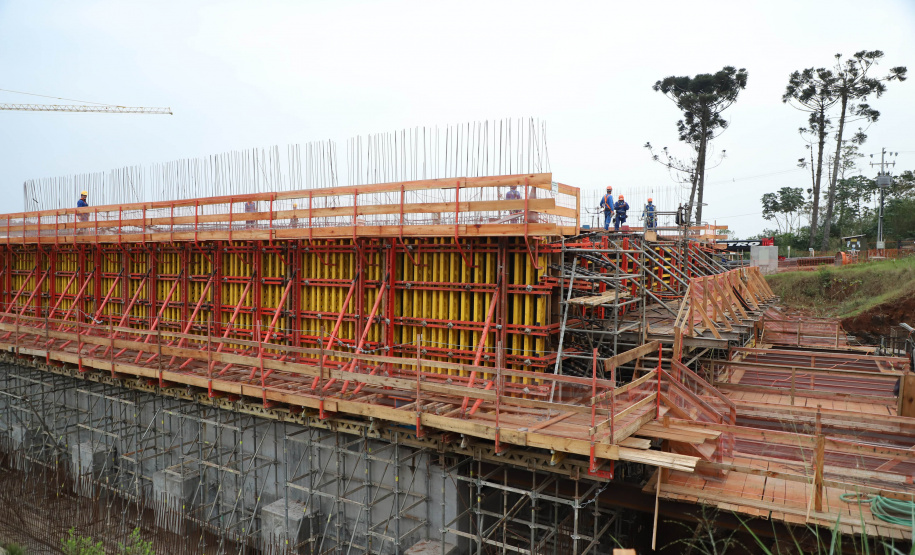 As obras da Ponte da Integração, em Foz do Iguaçu, no Oeste do Estado, atingiram 34% no final de setembro. O projeto é uma parceria entre a usina, o Governo do Estado e o governo federal. A gestão da obra é feita pela Secretaria da Infraestrutura e Logística do Paraná