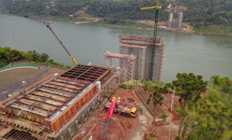 As obras da Ponte da Integração, em Foz do Iguaçu, no Oeste do Estado, atingiram 34% no final de setembro. O projeto é uma parceria entre a usina, o Governo do Estado e o governo federal. A gestão da obra é feita pela Secretaria da Infraestrutura e Logística do Paraná