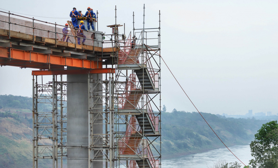 As obras da Ponte da Integração, em Foz do Iguaçu, no Oeste do Estado, atingiram 34% no final de setembro. O projeto é uma parceria entre a usina, o Governo do Estado e o governo federal. A gestão da obra é feita pela Secretaria da Infraestrutura e Logística do Paraná