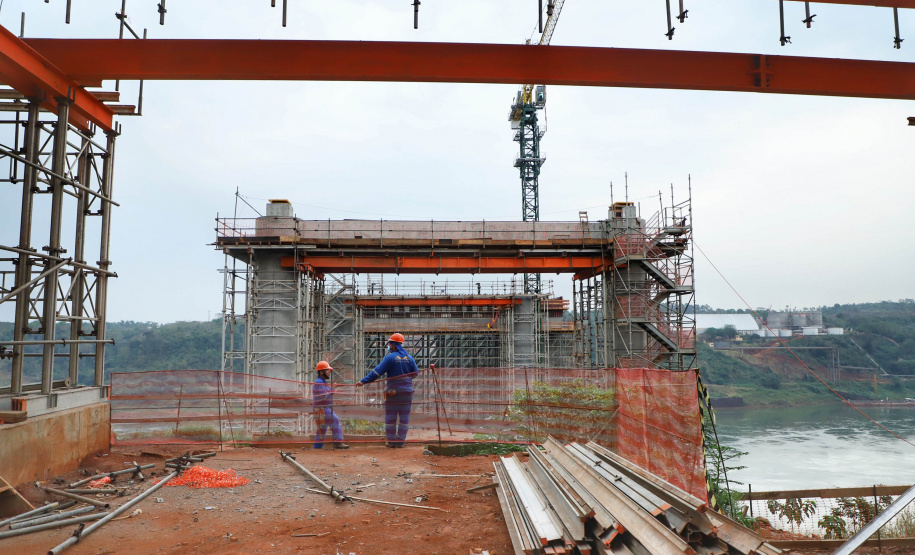 As obras da Ponte da Integração, em Foz do Iguaçu, no Oeste do Estado, atingiram 34% no final de setembro. O projeto é uma parceria entre a usina, o Governo do Estado e o governo federal. A gestão da obra é feita pela Secretaria da Infraestrutura e Logística do Paraná