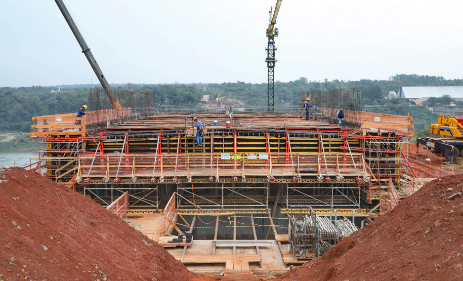 As obras da Ponte da Integração, em Foz do Iguaçu, no Oeste do Estado, atingiram 34% no final de setembro. O projeto é uma parceria entre a usina, o Governo do Estado e o governo federal. A gestão da obra é feita pela Secretaria da Infraestrutura e Logística do Paraná
