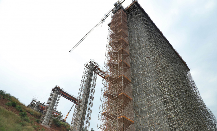 As obras da Ponte da Integração, em Foz do Iguaçu, no Oeste do Estado, atingiram 34% no final de setembro. O projeto é uma parceria entre a usina, o Governo do Estado e o governo federal. A gestão da obra é feita pela Secretaria da Infraestrutura e Logística do Paraná