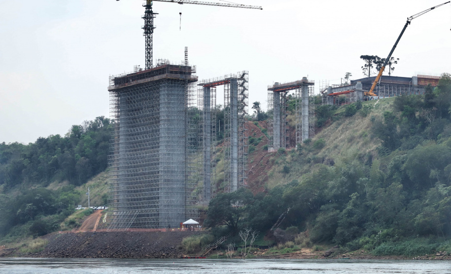 As obras da Ponte da Integração, em Foz do Iguaçu, no Oeste do Estado, atingiram 34% no final de setembro. O projeto é uma parceria entre a usina, o Governo do Estado e o governo federal. A gestão da obra é feita pela Secretaria da Infraestrutura e Logística do Paraná