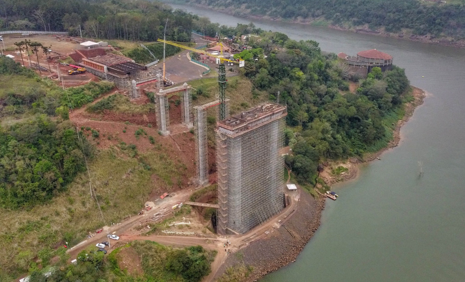 As obras da Ponte da Integração, em Foz do Iguaçu, no Oeste do Estado, atingiram 34% no final de setembro. O projeto é uma parceria entre a usina, o Governo do Estado e o governo federal. A gestão da obra é feita pela Secretaria da Infraestrutura e Logística do Paraná