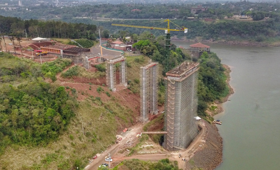 As obras da Ponte da Integração, em Foz do Iguaçu, no Oeste do Estado, atingiram 34% no final de setembro. O projeto é uma parceria entre a usina, o Governo do Estado e o governo federal. A gestão da obra é feita pela Secretaria da Infraestrutura e Logística do Paraná