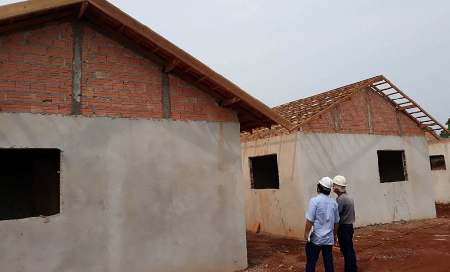 Técnicos da Cohapar vistoriaram nesta quinta-feira (8) a obra de construção do Residencial Amador Gonçalves, em Jardim Alegre, na região do Vale do Ivaí. Eles fiscalizaram o cumprimento do cronograma do empreendimento, que conta com 41 unidades habitacionais financiadas pelo programa Casa Fácil Paraná, do Governo do Estado.
Foto: Elisângela de Araújo.