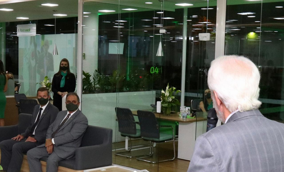 As cooperativas de créditos são estratégicas e ajudam a fortalecer o setor produtivo paranaense, em especial durante a pandemia da Covid 19. A afirmação foi feita pelo vice-governador Darci Piana ao participar, nesta quinta-feira (08), da inauguração de uma agência do Sicredi em Curitiba. Ele destacou o setor, que hoje representa na região Sul cerca de 15% no sistema financeiro.. Foto: Camila Tonett