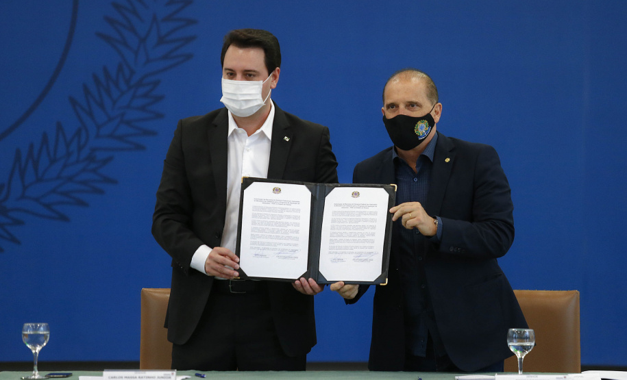 Curitiba-09-10-2020 - O governador Carlos Massa Ratinho Junior e o ministro da Cidadania, Onyx Lorenzoni, anunciam nesta sexta-feira mais um milhão e 800 mil reais para o Programa de Aquisição de Alimentos. A ação beneficia milhares de agricultores familiares locais e pessoas que se encontram em situação de vulnerabilidade social. Dos 399 municípios do Estado, 118 executam o PAA - Foto : Jonathan Campos / AEN