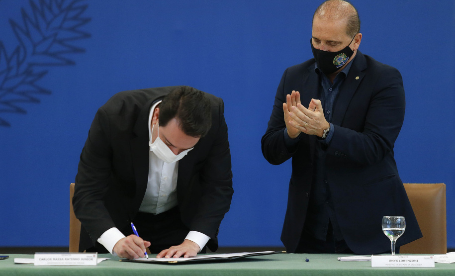 Curitiba-09-10-2020 - O governador Carlos Massa Ratinho Junior e o ministro da Cidadania, Onyx Lorenzoni, anunciam nesta sexta-feira mais um milhão e 800 mil reais para o Programa de Aquisição de Alimentos. A ação beneficia milhares de agricultores familiares locais e pessoas que se encontram em situação de vulnerabilidade social. Dos 399 municípios do Estado, 118 executam o PAA - Foto : Jonathan Campos / AEN