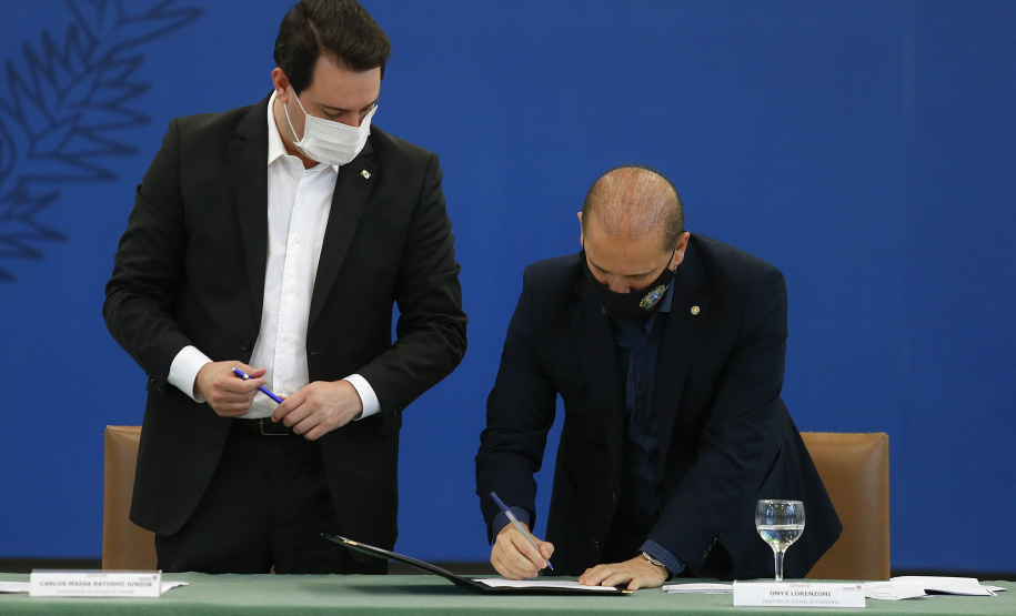 Curitiba-09-10-2020 - O governador Carlos Massa Ratinho Junior e o ministro da Cidadania, Onyx Lorenzoni, anunciam nesta sexta-feira mais um milhão e 800 mil reais para o Programa de Aquisição de Alimentos. A ação beneficia milhares de agricultores familiares locais e pessoas que se encontram em situação de vulnerabilidade social. Dos 399 municípios do Estado, 118 executam o PAA - Foto : Jonathan Campos / AEN