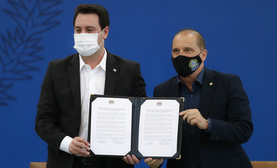 Curitiba-09-10-2020 - O governador Carlos Massa Ratinho Junior e o ministro da Cidadania, Onyx Lorenzoni, anunciam nesta sexta-feira mais um milhão e 800 mil reais para o Programa de Aquisição de Alimentos. A ação beneficia milhares de agricultores familiares locais e pessoas que se encontram em situação de vulnerabilidade social. Dos 399 municípios do Estado, 118 executam o PAA - Foto : Jonathan Campos / AEN