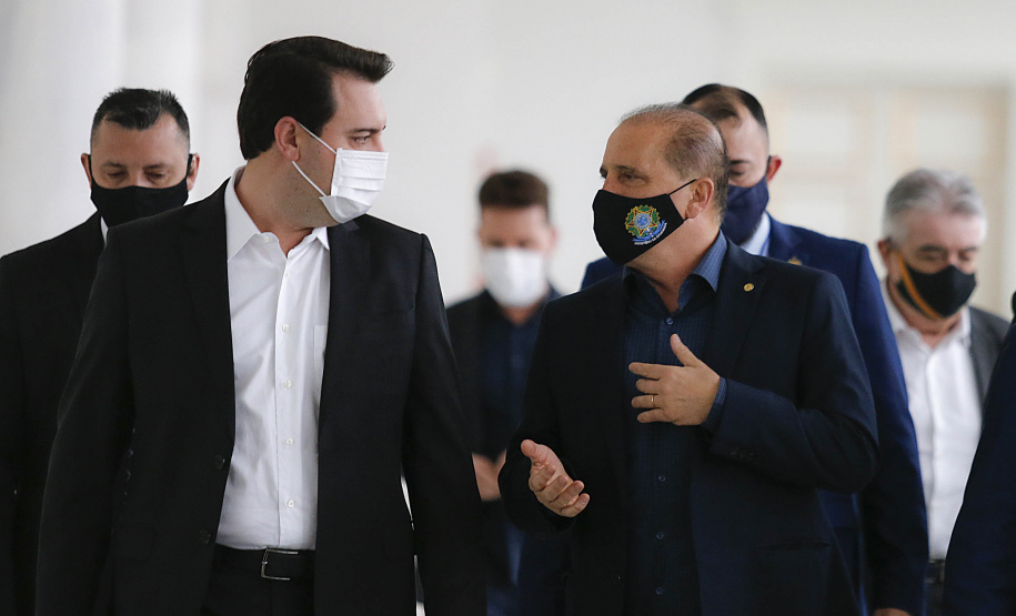 Curitiba-09-10-2020 - O governador Carlos Massa Ratinho Junior e o ministro da Cidadania, Onyx Lorenzoni, anunciam nesta sexta-feira mais um milhão e 800 mil reais para o Programa de Aquisição de Alimentos. A ação beneficia milhares de agricultores familiares locais e pessoas que se encontram em situação de vulnerabilidade social. Dos 399 municípios do Estado, 118 executam o PAA - Foto : Jonathan Campos / AEN