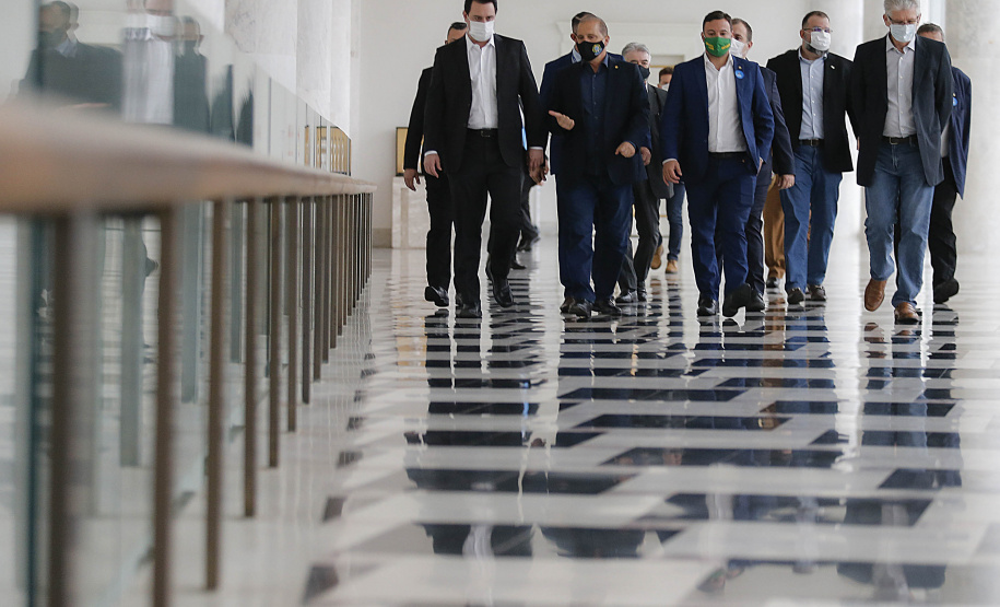 Curitiba-09-10-2020 - O governador Carlos Massa Ratinho Junior e o ministro da Cidadania, Onyx Lorenzoni, anunciam nesta sexta-feira mais um milhão e 800 mil reais para o Programa de Aquisição de Alimentos. A ação beneficia milhares de agricultores familiares locais e pessoas que se encontram em situação de vulnerabilidade social. Dos 399 municípios do Estado, 118 executam o PAA - Foto : Jonathan Campos / AEN