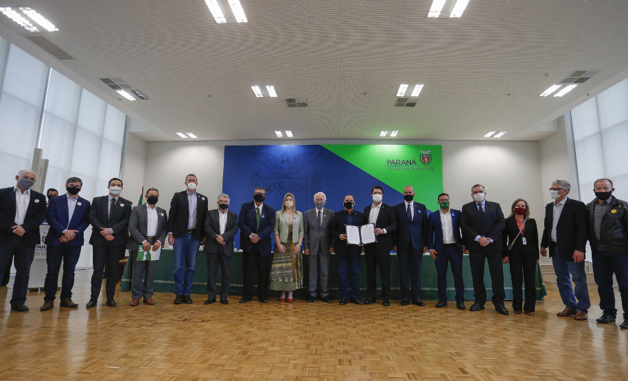 Curitiba-09-10-2020 - O governador Carlos Massa Ratinho Junior e o ministro da Cidadania, Onyx Lorenzoni, anunciam nesta sexta-feira mais um milhão e 800 mil reais para o Programa de Aquisição de Alimentos. A ação beneficia milhares de agricultores familiares locais e pessoas que se encontram em situação de vulnerabilidade social. Dos 399 municípios do Estado, 118 executam o PAA - Foto : Jonathan Campos / AEN