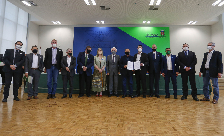 Curitiba-09-10-2020 - O governador Carlos Massa Ratinho Junior e o ministro da Cidadania, Onyx Lorenzoni, anunciam nesta sexta-feira mais um milhão e 800 mil reais para o Programa de Aquisição de Alimentos. A ação beneficia milhares de agricultores familiares locais e pessoas que se encontram em situação de vulnerabilidade social. Dos 399 municípios do Estado, 118 executam o PAA - Foto : Jonathan Campos / AEN