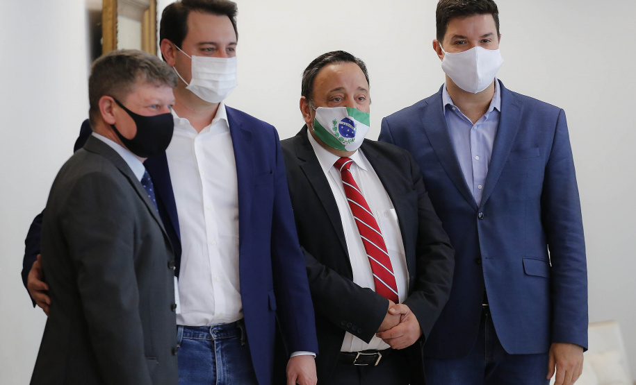 Curitiba-13-10-2020 - Governador Carlos Massa Ratinho Junior assina protocolo de intenções e retomada de investimentos do Grupo Positivo - Presidente da tecnologia Positivo Helio Rotenberg  -Foto : Jonathan Campos / AEN