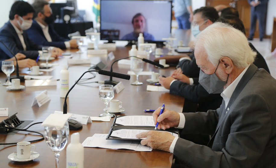 Curitiba-13-10-2020 - Governador Carlos Massa Ratinho Junior assina protocolo de intenções e retomada de investimentos do Grupo Positivo - Presidente da tecnologia Positivo Helio Rotenberg  -Foto : Jonathan Campos / AEN