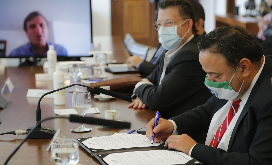 Curitiba-13-10-2020 - Governador Carlos Massa Ratinho Junior assina protocolo de intenções e retomada de investimentos do Grupo Positivo - Presidente da tecnologia Positivo Helio Rotenberg  -Foto : Jonathan Campos / AEN