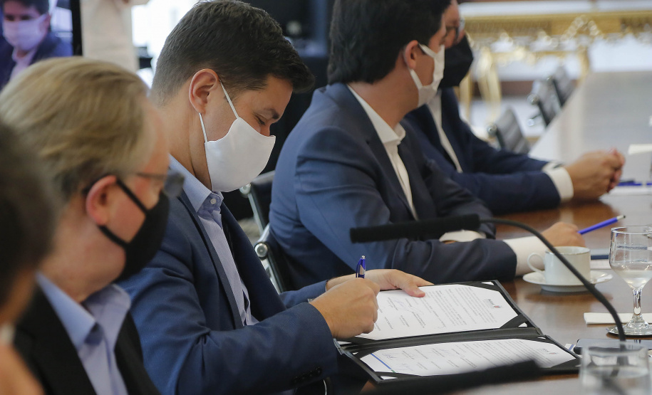 Curitiba-13-10-2020 - Governador Carlos Massa Ratinho Junior assina protocolo de intenções e retomada de investimentos do Grupo Positivo - Presidente da tecnologia Positivo Helio Rotenberg  -Foto : Jonathan Campos / AEN