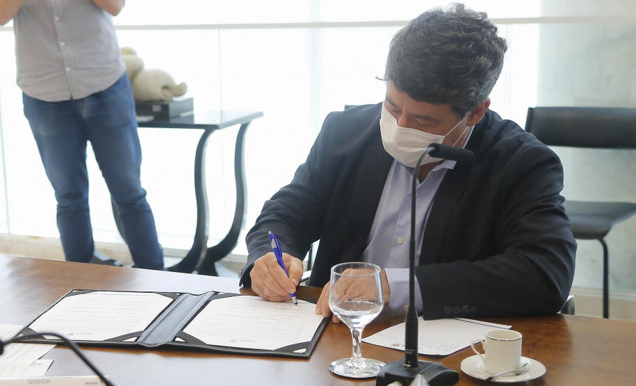 Curitiba-13-10-2020 - Governador Carlos Massa Ratinho Junior assina protocolo de intenções e retomada de investimentos do Grupo Positivo - Presidente da tecnologia Positivo Helio Rotenberg  -Foto : Jonathan Campos / AEN