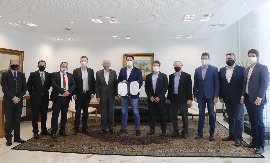 Curitiba-13-10-2020 - Governador Carlos Massa Ratinho Junior assina protocolo de intenções e retomada de investimentos do Grupo Positivo - Presidente da tecnologia Positivo Helio Rotenberg  -Foto : Jonathan Campos / AEN