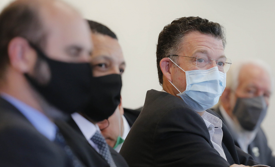 Curitiba-13-10-2020 - Governador Carlos Massa Ratinho Junior assina protocolo de intenções e retomada de investimentos do Grupo Positivo - Presidente da tecnologia Positivo Helio Rotenberg  -Foto : Jonathan Campos / AEN