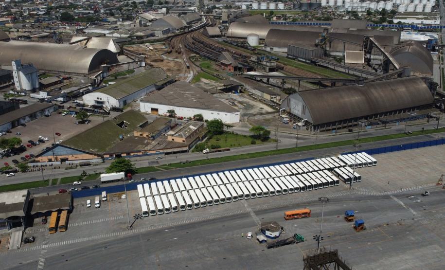O Porto de Paranaguá embarcou nesta quinta-feira (15) um lote de 110 ônibus com destino ao Porto de Boma, na República Democrática do Congo, na África. Os veículos fazem parte de uma remessa de 440 coletivos que serão exportados para o continente. Com isso, o porto paranaense reafirma sua posição como principal porta de saída de ônibus e micro-ônibus produzidos no Brasil. Foto: Paulo Henrique Rolim