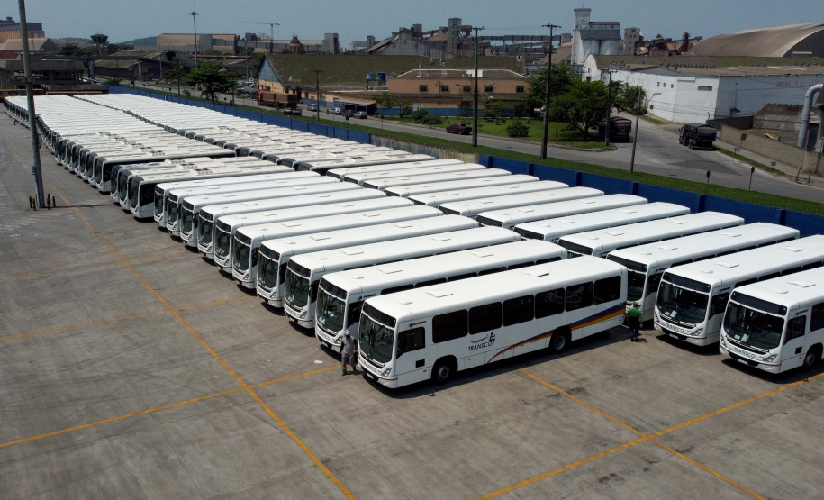 O Porto de Paranaguá embarcou nesta quinta-feira (15) um lote de 110 ônibus com destino ao Porto de Boma, na República Democrática do Congo, na África. Os veículos fazem parte de uma remessa de 440 coletivos que serão exportados para o continente. Com isso, o porto paranaense reafirma sua posição como principal porta de saída de ônibus e micro-ônibus produzidos no Brasil. Foto: Paulo Henrique Rolim