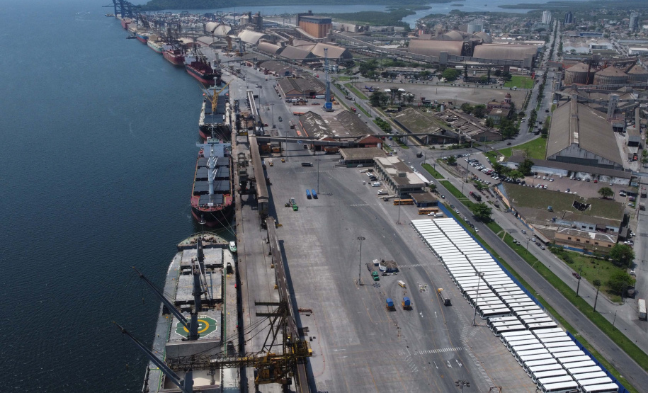 O Porto de Paranaguá embarcou nesta quinta-feira (15) um lote de 110 ônibus com destino ao Porto de Boma, na República Democrática do Congo, na África. Os veículos fazem parte de uma remessa de 440 coletivos que serão exportados para o continente. Com isso, o porto paranaense reafirma sua posição como principal porta de saída de ônibus e micro-ônibus produzidos no Brasil. Foto: Paulo Henrique Rolim