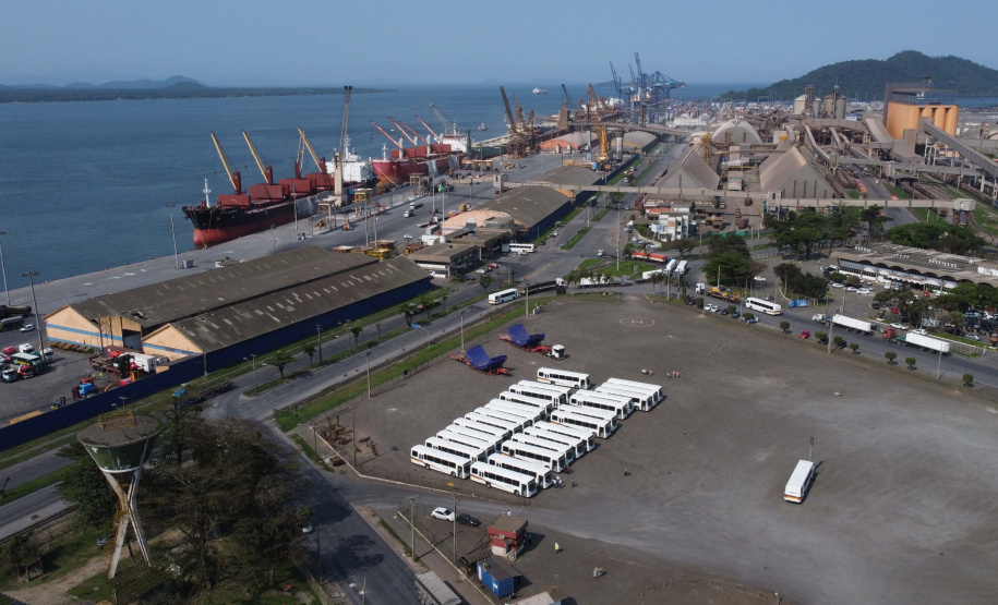 O Porto de Paranaguá embarcou nesta quinta-feira (15) um lote de 110 ônibus com destino ao Porto de Boma, na República Democrática do Congo, na África. Os veículos fazem parte de uma remessa de 440 coletivos que serão exportados para o continente. Com isso, o porto paranaense reafirma sua posição como principal porta de saída de ônibus e micro-ônibus produzidos no Brasil. Foto: Paulo Henrique Rolim