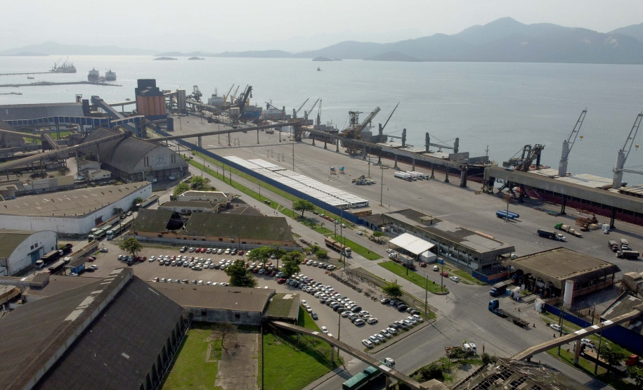 O Porto de Paranaguá embarcou nesta quinta-feira (15) um lote de 110 ônibus com destino ao Porto de Boma, na República Democrática do Congo, na África. Os veículos fazem parte de uma remessa de 440 coletivos que serão exportados para o continente. Com isso, o porto paranaense reafirma sua posição como principal porta de saída de ônibus e micro-ônibus produzidos no Brasil. Foto: Paulo Henrique Rolim