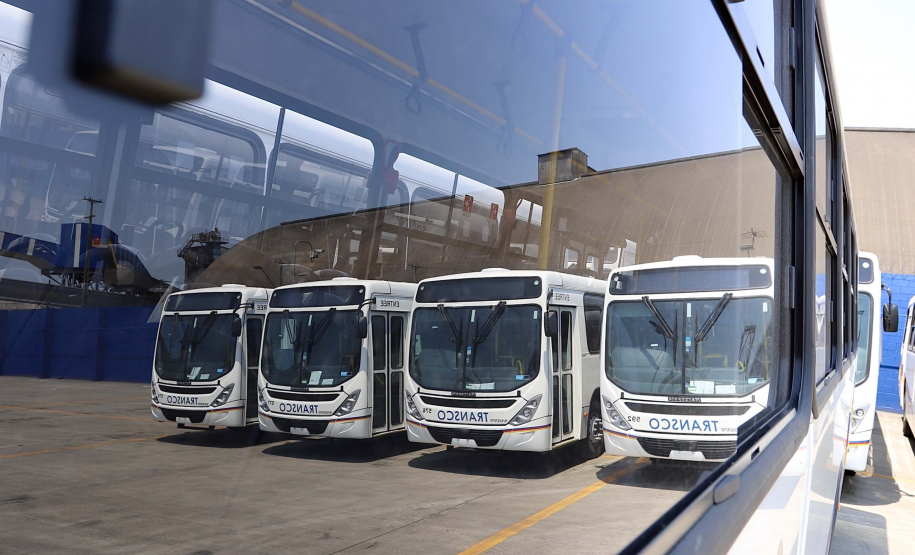 O Porto de Paranaguá embarcou nesta quinta-feira (15) um lote de 110 ônibus com destino ao Porto de Boma, na República Democrática do Congo, na África. Os veículos fazem parte de uma remessa de 440 coletivos que serão exportados para o continente. Com isso, o porto paranaense reafirma sua posição como principal porta de saída de ônibus e micro-ônibus produzidos no Brasil.