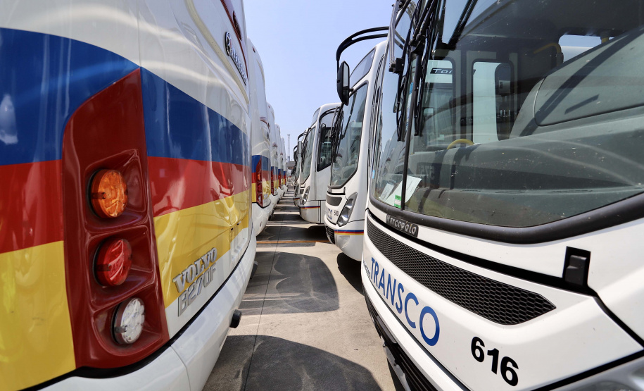 O Porto de Paranaguá embarcou nesta quinta-feira (15) um lote de 110 ônibus com destino ao Porto de Boma, na República Democrática do Congo, na África. Os veículos fazem parte de uma remessa de 440 coletivos que serão exportados para o continente. Com isso, o porto paranaense reafirma sua posição como principal porta de saída de ônibus e micro-ônibus produzidos no Brasil.