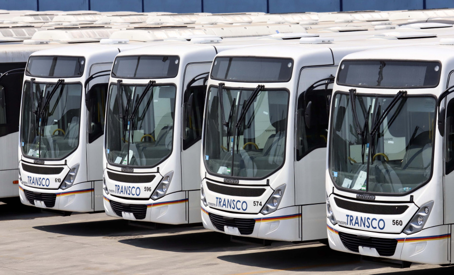 O Porto de Paranaguá embarcou nesta quinta-feira (15) um lote de 110 ônibus com destino ao Porto de Boma, na República Democrática do Congo, na África. Os veículos fazem parte de uma remessa de 440 coletivos que serão exportados para o continente. Com isso, o porto paranaense reafirma sua posição como principal porta de saída de ônibus e micro-ônibus produzidos no Brasil.