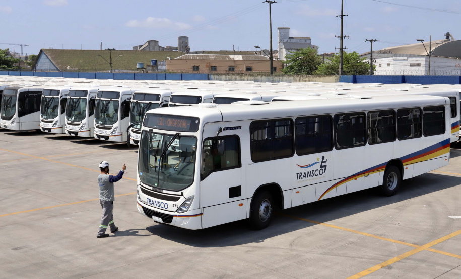 O Porto de Paranaguá embarcou nesta quinta-feira (15) um lote de 110 ônibus com destino ao Porto de Boma, na República Democrática do Congo, na África. Os veículos fazem parte de uma remessa de 440 coletivos que serão exportados para o continente. Com isso, o porto paranaense reafirma sua posição como principal porta de saída de ônibus e micro-ônibus produzidos no Brasil.