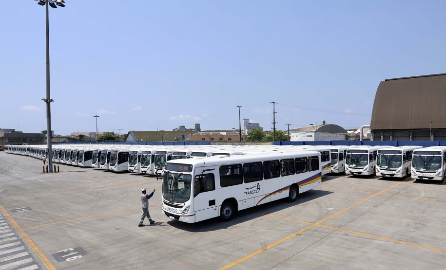 O Porto de Paranaguá embarcou nesta quinta-feira (15) um lote de 110 ônibus com destino ao Porto de Boma, na República Democrática do Congo, na África. Os veículos fazem parte de uma remessa de 440 coletivos que serão exportados para o continente. Com isso, o porto paranaense reafirma sua posição como principal porta de saída de ônibus e micro-ônibus produzidos no Brasil.