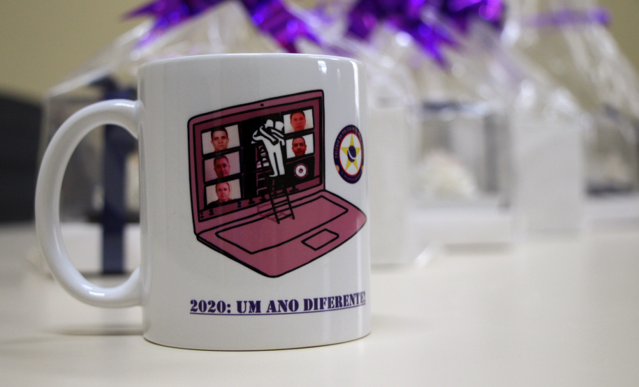 15-10-2020 Para celebrar o Dia do Professor, Colégio da Polícia Militar faz homenagem aos seus professores. Curitiba, 15 de Outubro de 2020. Para celebrar o Dia do Professor, Colégio da Polícia Militar faz homenagem aos seus professores.