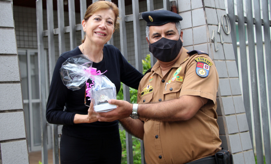 15-10-2020 Para celebrar o Dia do Professor, Colégio da Polícia Militar faz homenagem aos seus professores. Curitiba, 15 de Outubro de 2020. Para celebrar o Dia do Professor, Colégio da Polícia Militar faz homenagem aos seus professores. Foto: Eliana do Rocio Zajko, Pedagoga do CPM, recebe das mãos do Maj. QOPM Anderson Mendes de Araújo, Comandante do CPM, uma lembrança alusiva ao Dia do Professor.
