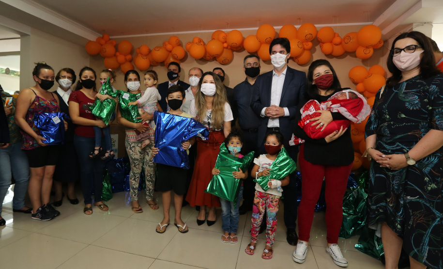 Parana Pia Encerramento da Campanha Paraná Piá, idealizada pela Primeira Dama do Estado, a Srª Luciana Saito Massa juntamente com a Superintendência Geral de Ação Solidária, no Hospital da Providencia em Apucarana, nesta quinta-feira(15).O objetivo da Campanha foi arrecadar brinquedos que foram entregues em comemoração ao dia das crianças. 15/10/2020 - Foto: Geraldo Bubniak/AEN