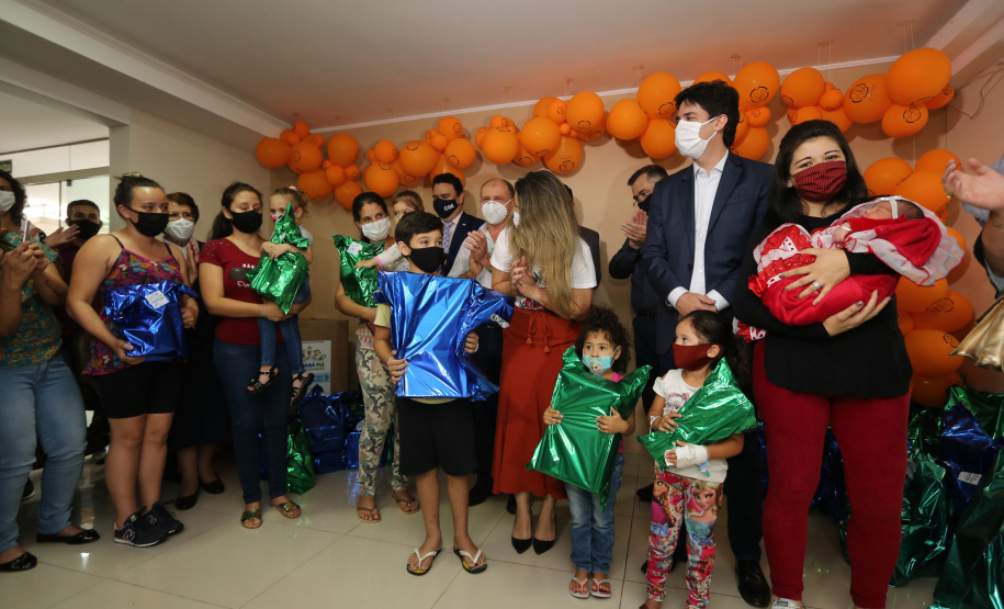 Parana Pia Encerramento da Campanha Paraná Piá, idealizada pela Primeira Dama do Estado, a Srª Luciana Saito Massa juntamente com a Superintendência Geral de Ação Solidária, no Hospital da Providencia em Apucarana, nesta quinta-feira(15).O objetivo da Campanha foi arrecadar brinquedos que foram entregues em comemoração ao dia das crianças. 15/10/2020 - Foto: Geraldo Bubniak/AEN