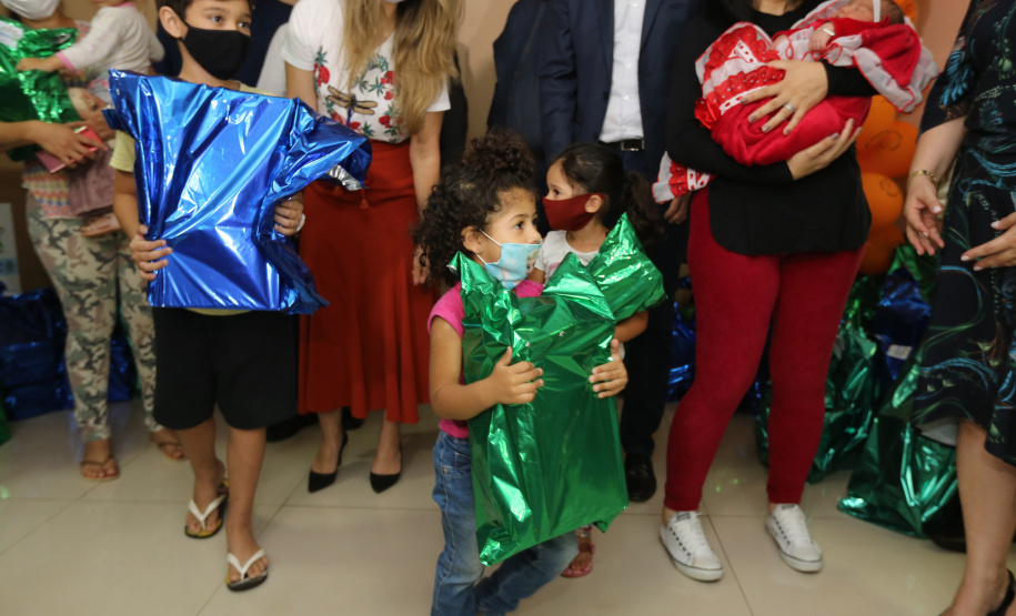 Parana Pia Encerramento da Campanha Paraná Piá, idealizada pela Primeira Dama do Estado, a Srª Luciana Saito Massa juntamente com a Superintendência Geral de Ação Solidária, no Hospital da Providencia em Apucarana, nesta quinta-feira(15).O objetivo da Campanha foi arrecadar brinquedos que foram entregues em comemoração ao dia das crianças. 15/10/2020 - Foto: Geraldo Bubniak/AEN