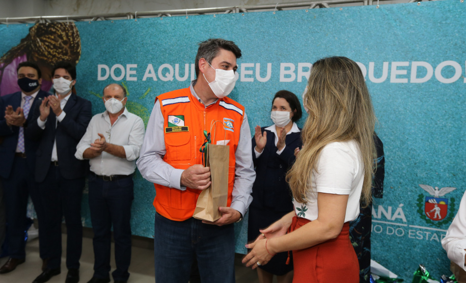 Parana Pia Encerramento da Campanha Paraná Piá, idealizada pela Primeira Dama do Estado, a Srª Luciana Saito Massa juntamente com a Superintendência Geral de Ação Solidária, no Hospital da Providencia em Apucarana, nesta quinta-feira(15).O objetivo da Campanha foi arrecadar brinquedos que foram entregues em comemoração ao dia das crianças. 15/10/2020 - Foto: Geraldo Bubniak/AEN