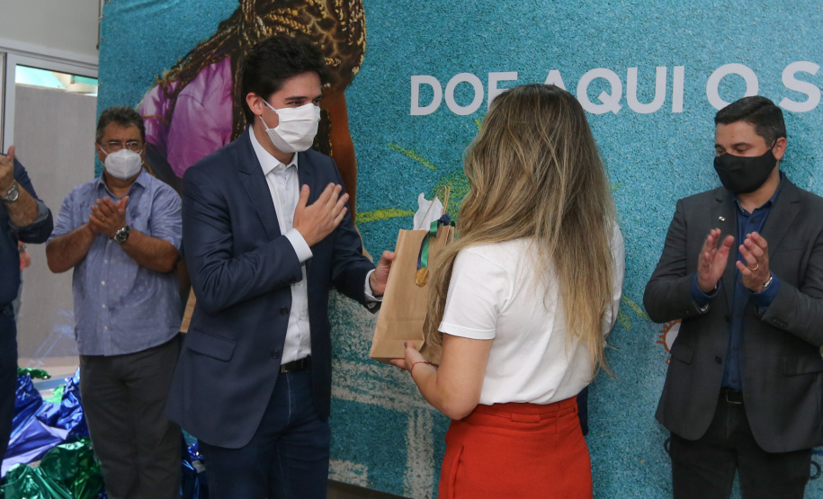 Parana Pia Encerramento da Campanha Paraná Piá, idealizada pela Primeira Dama do Estado, a Srª Luciana Saito Massa juntamente com a Superintendência Geral de Ação Solidária, no Hospital da Providencia em Apucarana, nesta quinta-feira(15).O objetivo da Campanha foi arrecadar brinquedos que foram entregues em comemoração ao dia das crianças. 15/10/2020 - Foto: Geraldo Bubniak/AEN