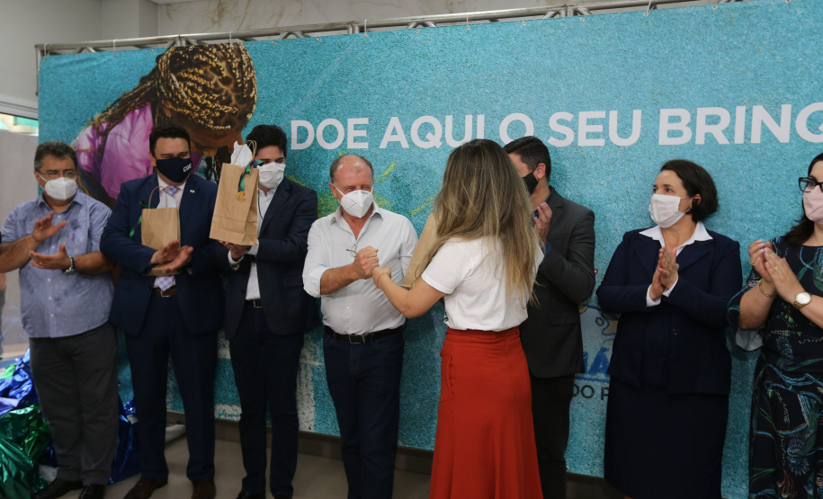 Parana Pia Encerramento da Campanha Paraná Piá, idealizada pela Primeira Dama do Estado, a Srª Luciana Saito Massa juntamente com a Superintendência Geral de Ação Solidária, no Hospital da Providencia em Apucarana, nesta quinta-feira(15).O objetivo da Campanha foi arrecadar brinquedos que foram entregues em comemoração ao dia das crianças. 15/10/2020 - Foto: Geraldo Bubniak/AEN